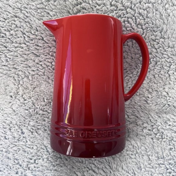 Le Creuset 1.5L Pitcher Cerise Red 1 5/8 Qt Second Choix Ombre Stoneware NEW - Picture 2 of 12